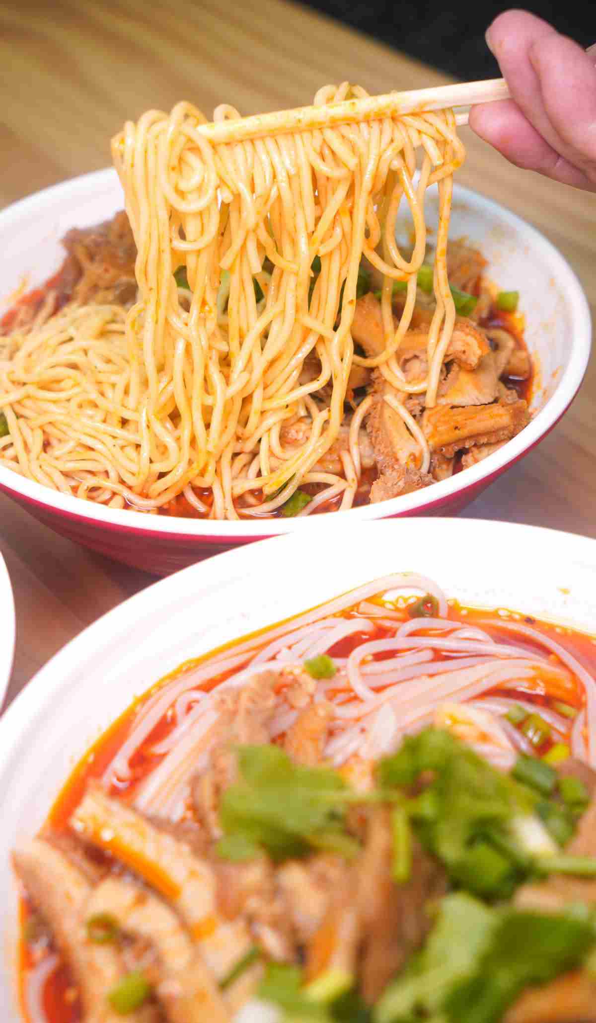 摆摊创业选什么项目好？香酥炸鸡丁出锅，食客排队买不停