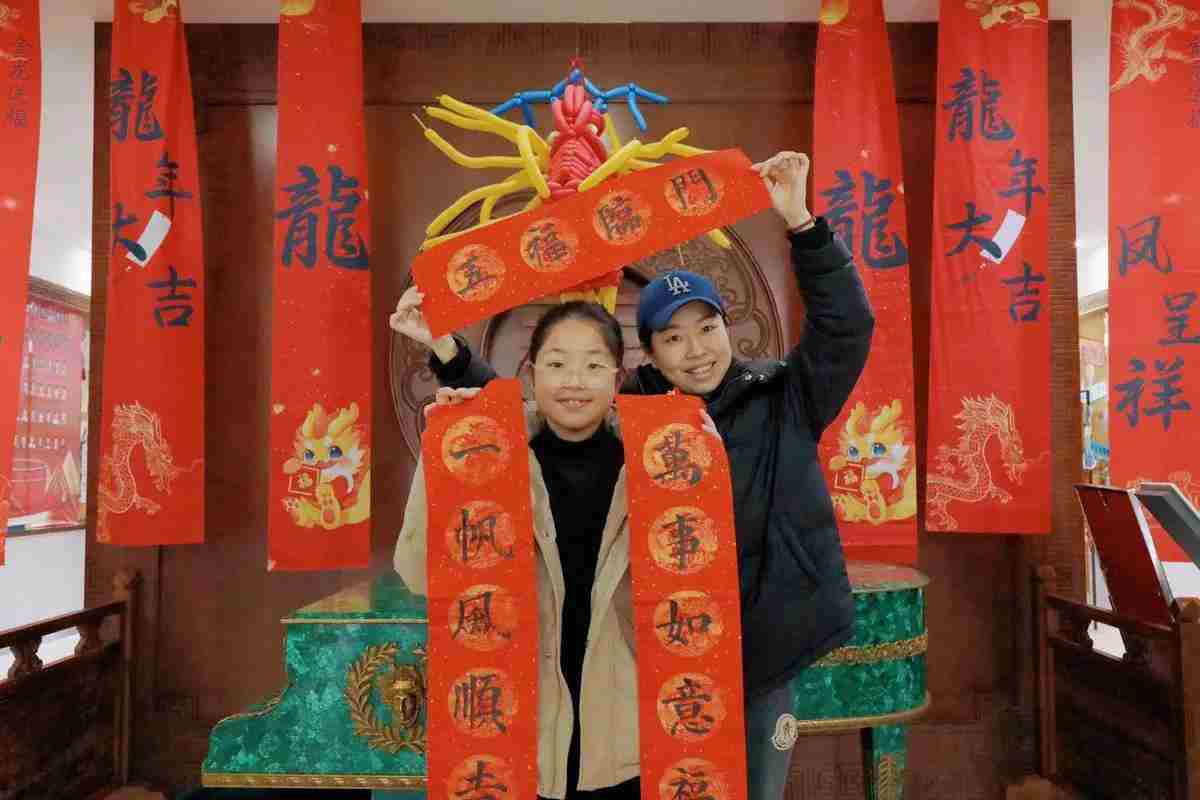 马上过年了，家家户户都要贴春联，适合书法爱好者的创业项目来了